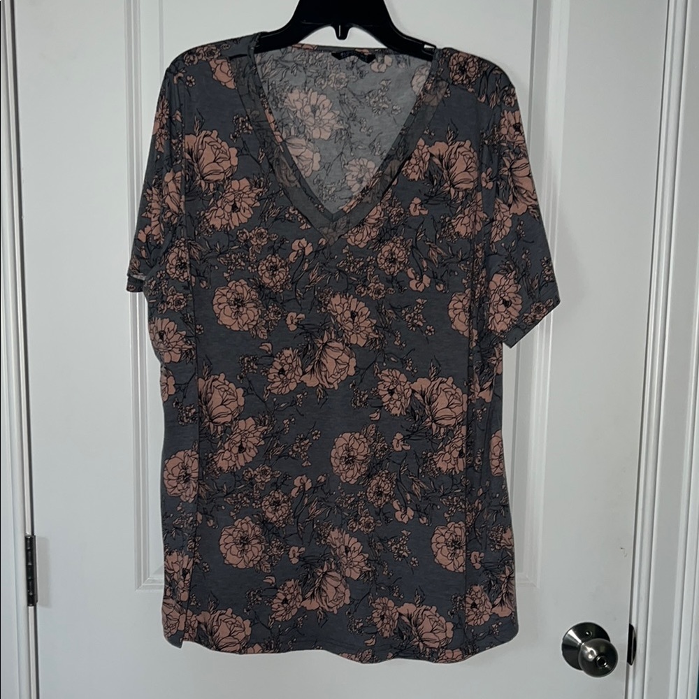 BloomChic Gray Relaxed V-Neck Short Sleeve Tee